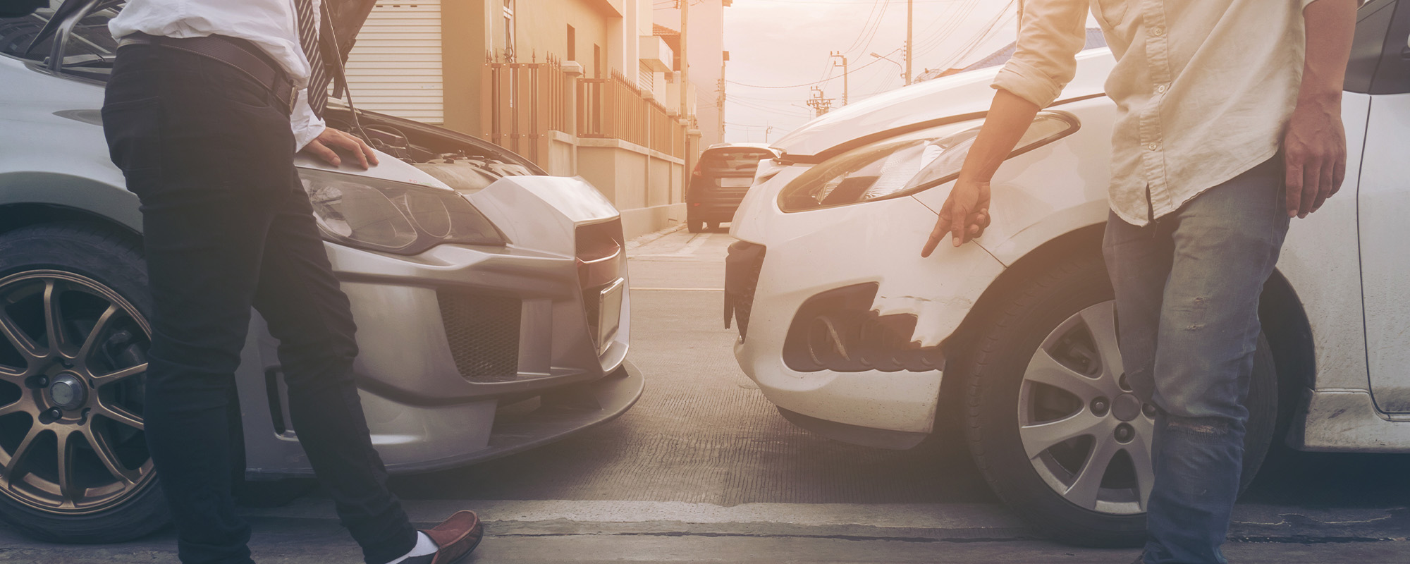 two men argued after an accident on the road and causing the car to crash.